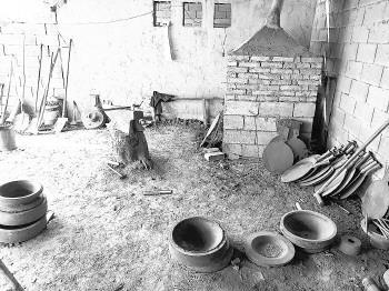 一家作坊的爐子已經熄火，旁邊放置著各種模具及半成品。記者程凌潤攝