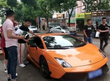 原標題:男生開蘭博基尼回母校賣洗發水:不開豪車沒吸引力
