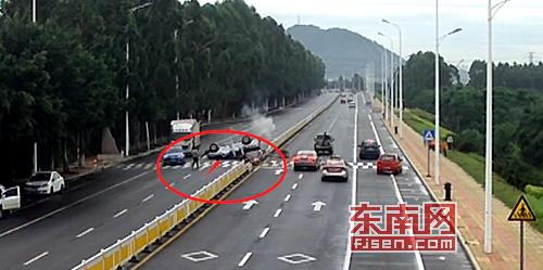 上班途中目睹一起車禍 漳州消防警官徒手緊急救人