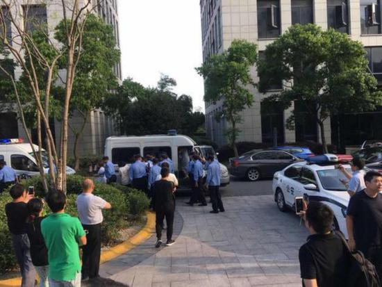 ▲聯(lián)璧科技工作人員被警方帶走接受調(diào)查（每經(jīng)記者 冷輝/攝）