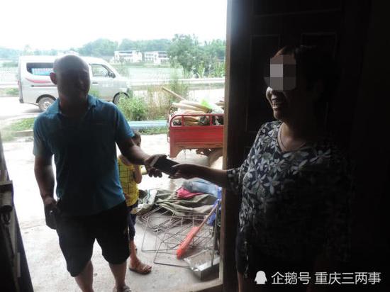 女子交還男子手機&nbsp;大足警方供圖