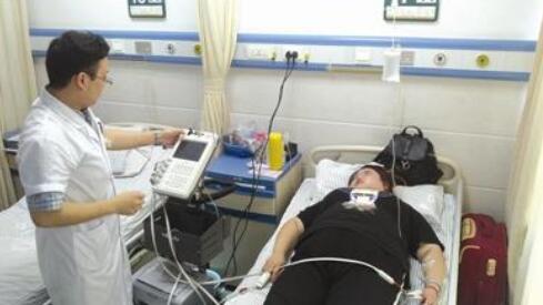 醫生在為小莉做檢查