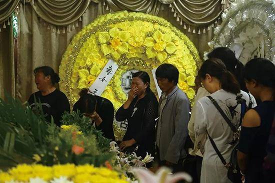 告別儀式上，村民自發組織來送他最后一程。