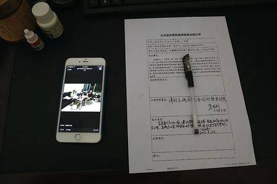  辦公桌上還放著王文貴簽署的文件和平時服用的藥物