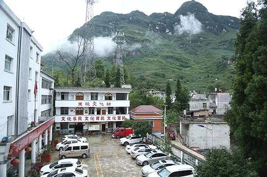 從王文貴的辦公室望去，玉碗鎮的山村地勢高大陡峭，對扶貧工作增加了難度。