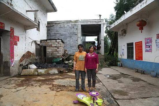 王文貴的幫扶貧村，他動員大家買烤煙爐種烤煙，村民們慢慢致富，身后是村民買的烤煙爐。