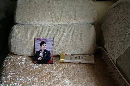 工作繁忙的王文貴生前很少拍照，結婚照是他給家里留下為數不多的照片之一。