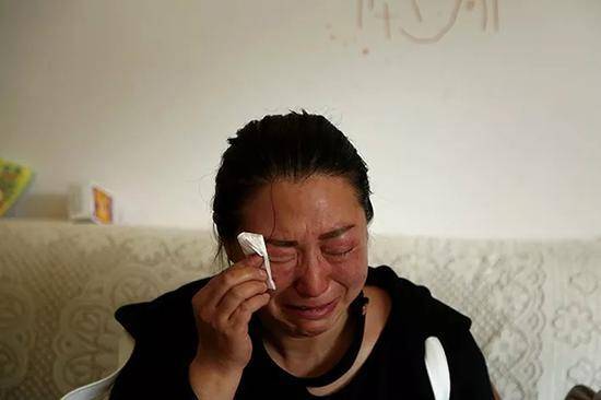 同為黨員的王文貴妻子，提起丈夫悲傷不已。