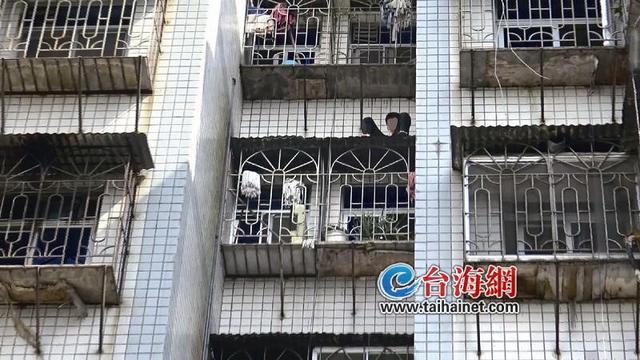 男生被困窗臺雨棚 消防駕云梯車營救