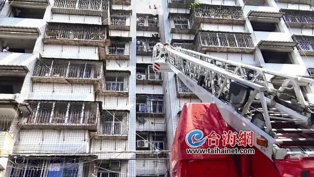 男生被困窗臺雨棚 消防駕云梯車營救