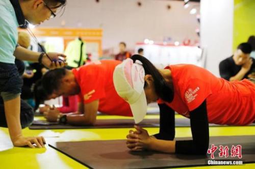 "資料圖：民眾在健身教練的帶領(lǐng)下鍛煉。<a