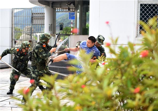 武警官兵果斷處置.jpg