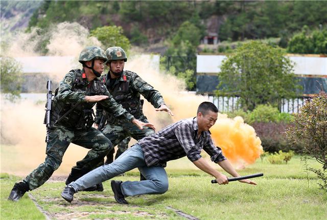 武警官兵合力抓捕.jpg