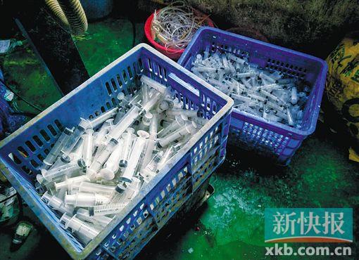 “果燃好”公司內(nèi)，工人們分揀出的注射器。