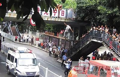 救援現場。上游新聞記者 甘俠義 攝