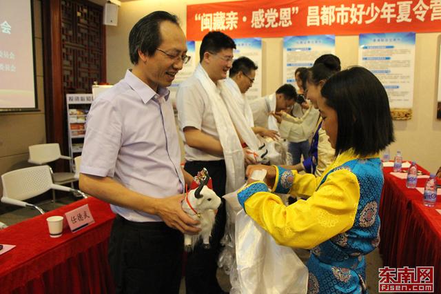藏族少年向與會領導們獻上潔白的哈達表示祝福 東南網記者 林峰峰 攝.jpg