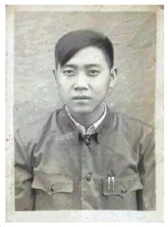 圖為邱少云當年送給陳大權的留念照片。