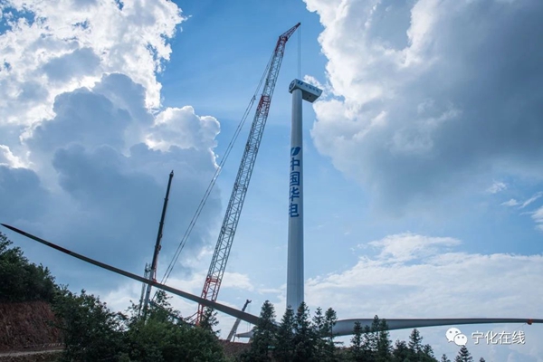 寧化雞公崠風電項目首臺風機吊裝完成