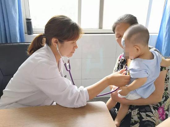 趙飛琴醫(yī)生在工作中