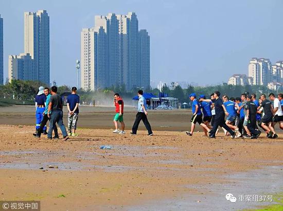 ▲8月6日，青島，雙胞胎女童打撈現(xiàn)場。8月5日在青島海邊游玩走失的北京8歲雙胞胎姐妹目前已找到。????圖/視覺中國