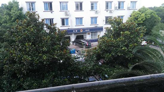 張軍駕車沖撞派出所。 目擊者供圖