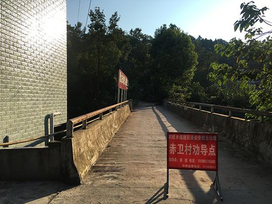 當地部分道路被村委會設卡攔截。 本文圖片除署名外，均由澎湃新聞記者 王鑫 攝