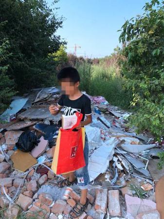 馬昊被捕半年后，亮亮回到了曾經的“家”。那里已被瓦礫和荒草覆蓋。