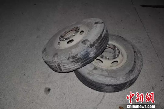 山西一貨車高速側翻上萬斤雞蛋破損流成河