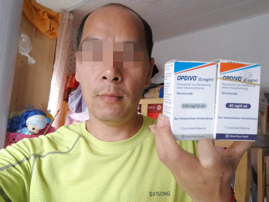 病友馬林（化名）展示他購買的保命藥PD-1。鄭千里/攝