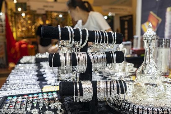 熊孩子買了很多銀手鐲，分給同學。（視覺中國）