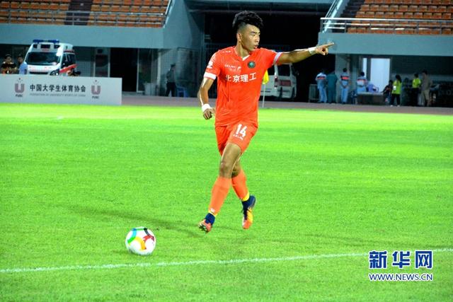 福建晉江：12支國內高校足球隊角逐綠茵場【組圖】