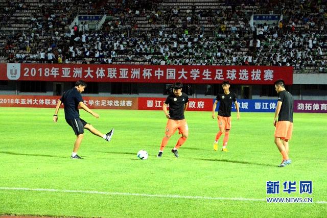 福建晉江：12支國內高校足球隊角逐綠茵場【組圖】