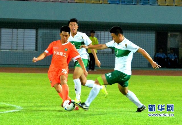 福建晉江：12支國內高校足球隊角逐綠茵場【組圖】