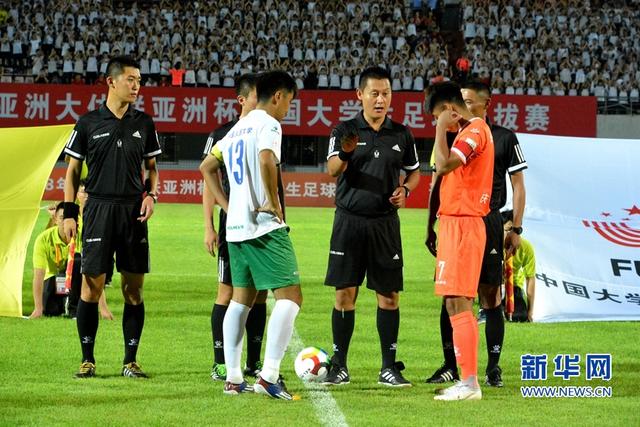 福建晉江：12支國內高校足球隊角逐綠茵場【組圖】