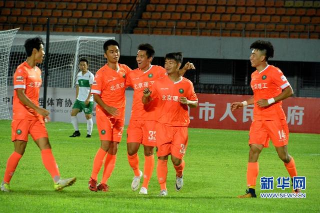 福建晉江：12支國內高校足球隊角逐綠茵場【組圖】