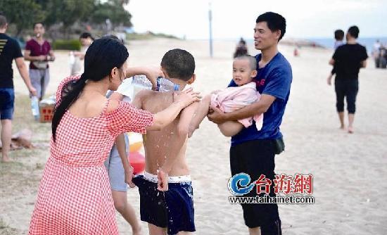 沖澡難！來廈游客呼吁環島路海邊增設公共淋浴設施