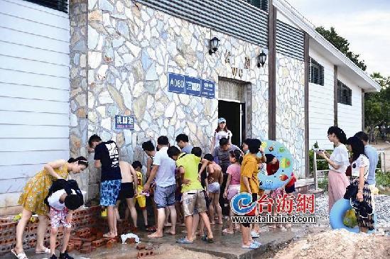 沖澡難！來廈游客呼吁環島路海邊增設公共淋浴設施