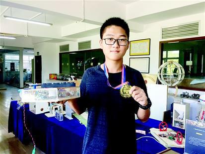 圖為：潘重余展示自己的發明裝置