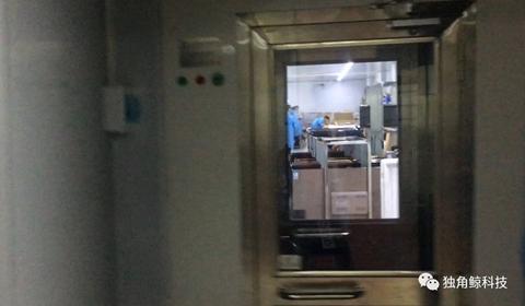  ▲進入車間需要經過兩扇僅能一人通過小門，從外面很難發現