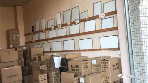 ▲大石村內，電視機各部位元器件應有盡有，圖為液晶屏背光板