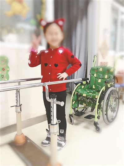 宋馨借助器械進行站立行走訓練