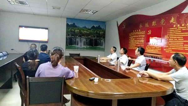 縣科技局翠江鎮組織干部收看《學習啦》