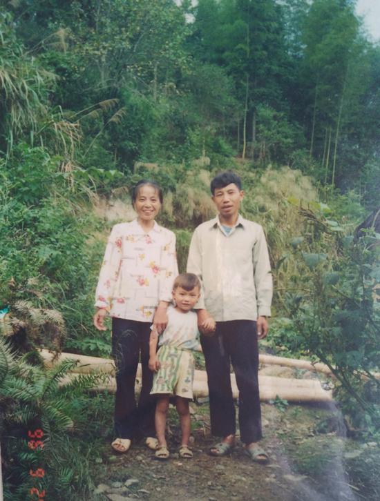 案發前，李錦蓮、陳春香與幼子的合影。 ?受訪者 供圖