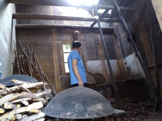 李錦蓮看著破敗的家垂頭喪氣。真正痛苦的是案子沒有進展。