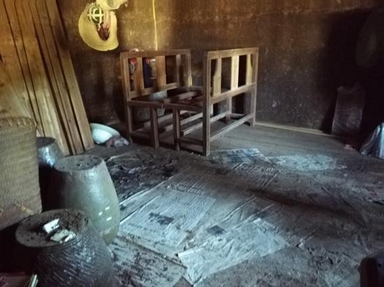 李春蘭說，奶奶去世后，每次回家到處都是灰塵，大部分房間破得不能住人，她和弟弟就睡在二樓這個儲藏室里，當年用于存放小吃、零食，他們三姐弟小時候最喜歡在這里玩。