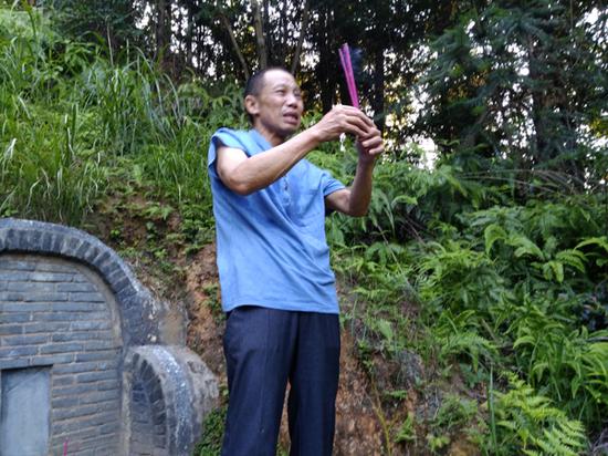 7月20日，李錦蓮為妻子上墳時痛哭。