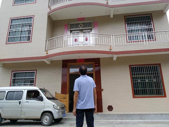 李錦蓮望著弟弟的房子感慨，如果沒入獄，現(xiàn)在的自己肯定跟他們一樣，擁有漂亮的房子，過著無憂的生活。