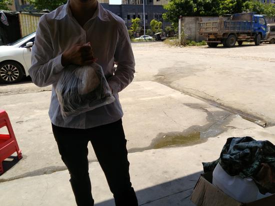 李春蘭在夏天的常規(guī)打扮，以及那個(gè)一直被她抱在手里的塑料袋。