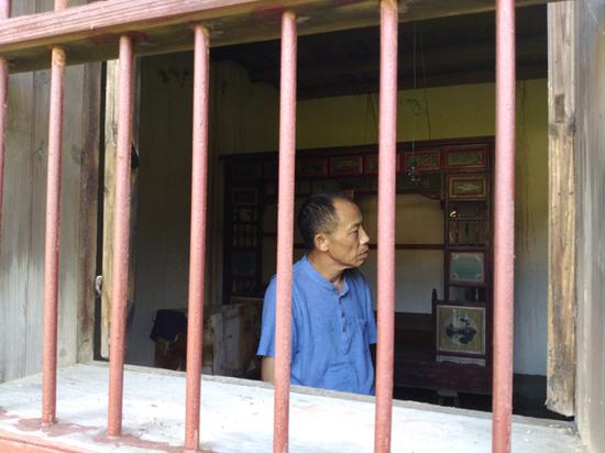 李錦蓮，1998年，他就是隔著這個窗戶與妻子見面對話。