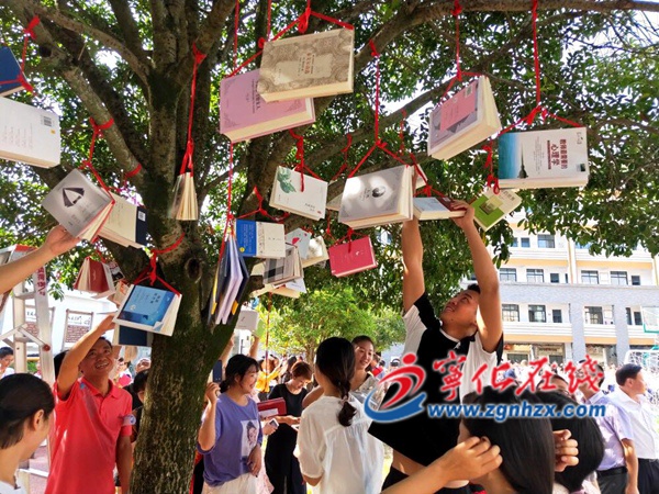 教師節，桂花樹上摘新書